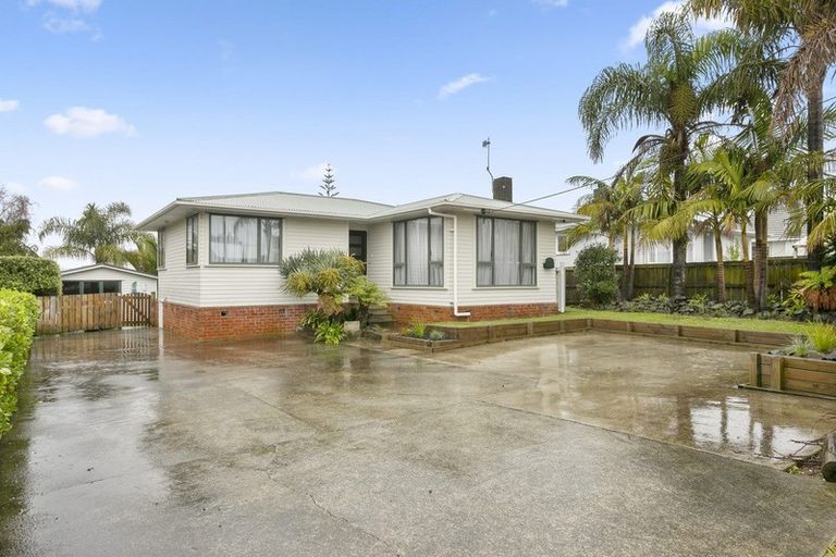 Photo of property in 6 Ward Crescent, Te Atatu Peninsula, Auckland, 0610