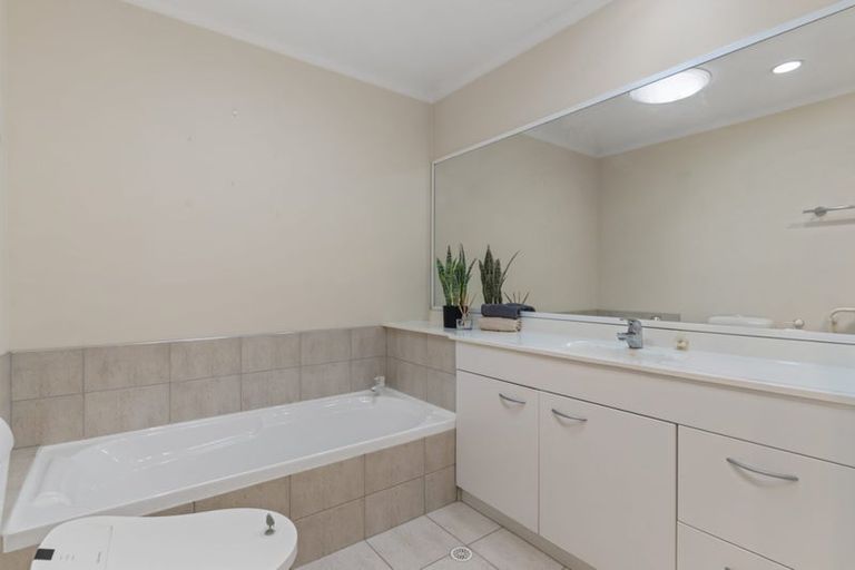 Photo of property in 11 Fernbrook Close, Burswood, Auckland, 2013