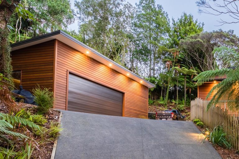 Photo of property in 410a Scenic Drive, Waiatarua, Auckland, 0612