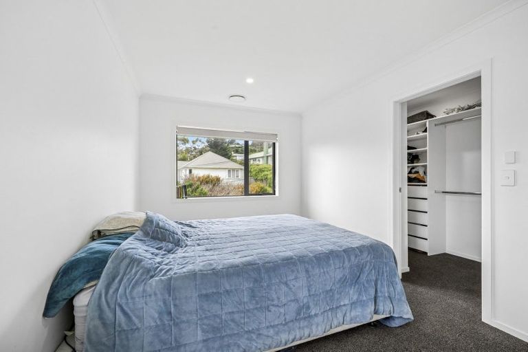Photo of property in 18 Lyndfield Lane, Newlands, Wellington, 6037
