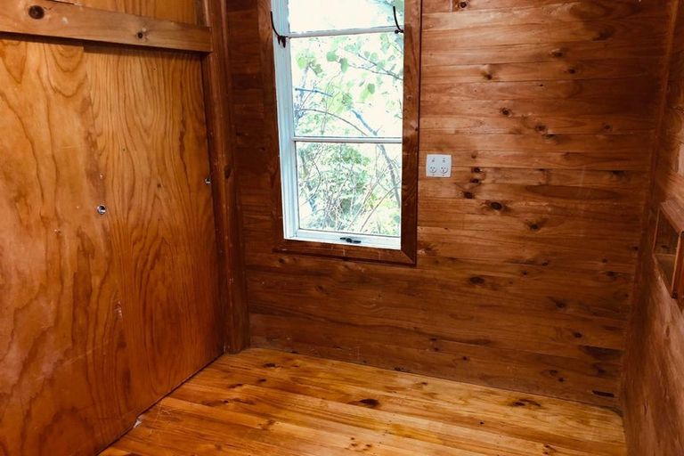 Photo of property in 10 Taungata Road, York Bay, Lower Hutt, 5013