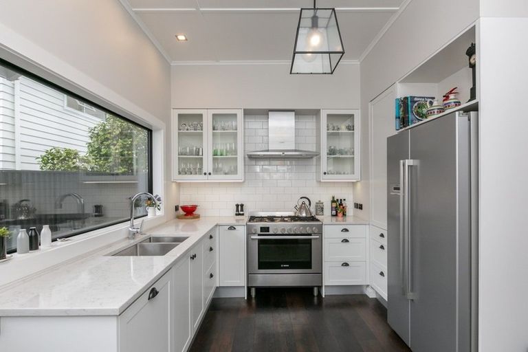 Photo of property in 34 Fitzroy Road, Bluff Hill, Napier, 4110