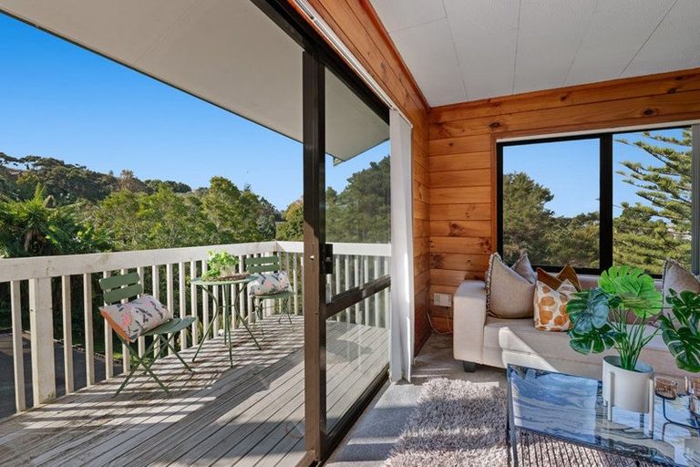 Photo of property in 16 Noeleen Street, Glenfield, Auckland, 0629