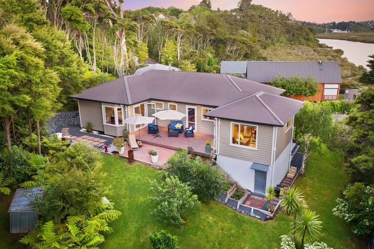 Photo of property in 127 Whangaparaoa Road, Red Beach, 0932