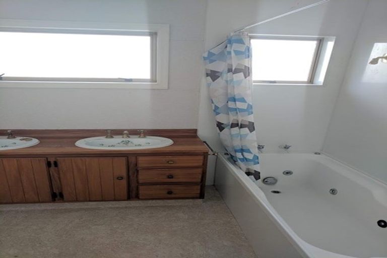 Photo of property in 4 Robin Lane, Browns Bay, Auckland, 0630