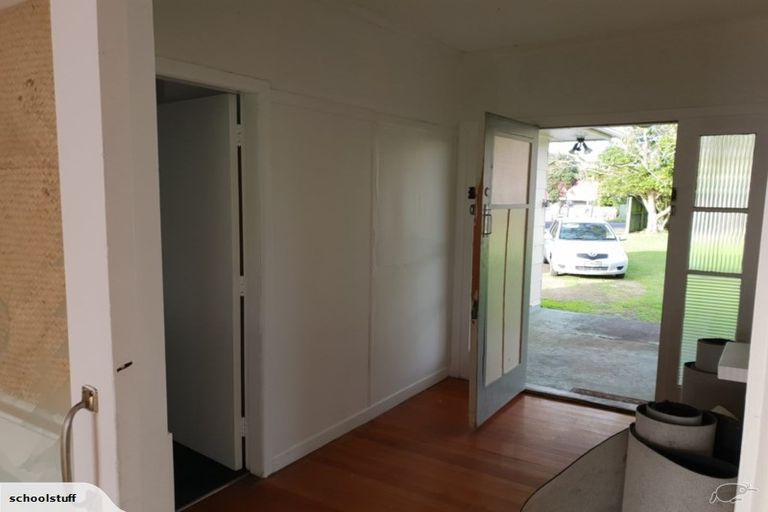 Photo of property in 6 Kaponga Crescent, New Lynn, Auckland, 0600