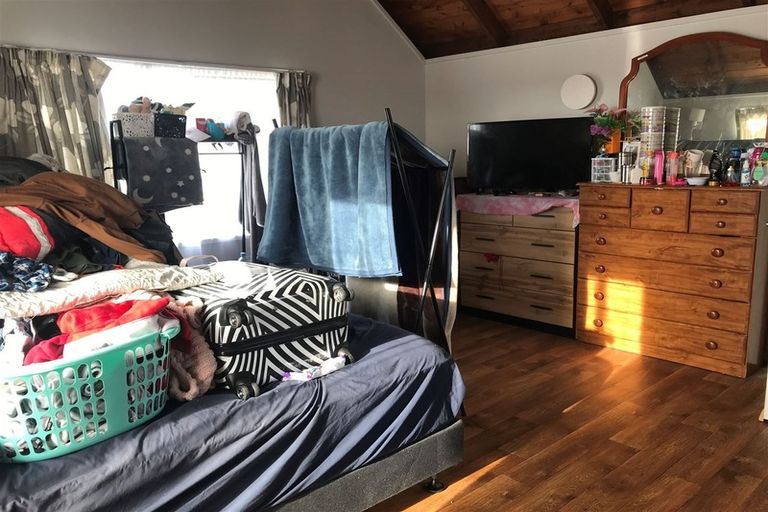 Photo of property in 1/2 Aotea Road, Glen Eden, Auckland, 0602