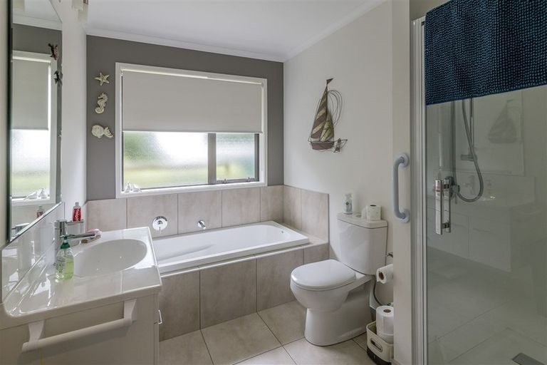 Photo of property in 17 Barry Curtis Place, Levin, 5510