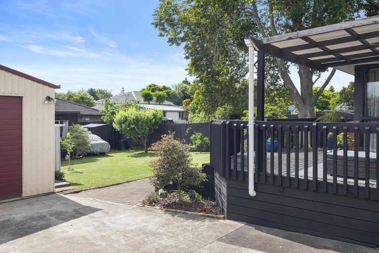 Photo of property in 16 Stonehurst Avenue, Waiuku, 2123