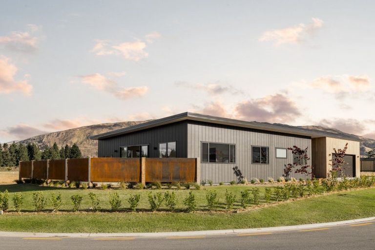 Photo of property in 8 Buttercup Street, Wanaka, 9382
