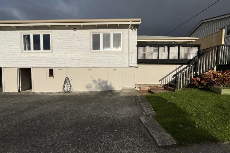 Photo of property in 1/934 East Coast Road, Northcross, Auckland, 0630