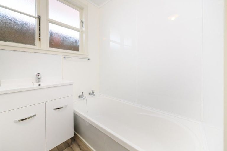 Photo of property in 33 Crewe Crescent, Hokowhitu, Palmerston North, 4410