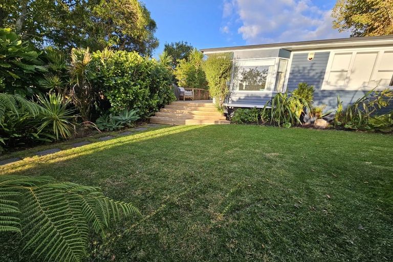 Photo of property in 5 Bayside Avenue, Te Atatu Peninsula, Auckland, 0610