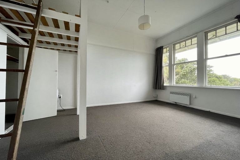 Photo of property in 150 Kelburn Parade, Kelburn, Wellington, 6012