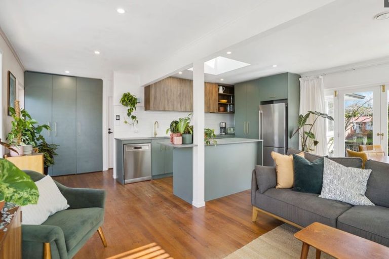 Photo of property in 25 Trojan Crescent, New Lynn, Auckland, 0600