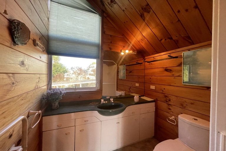 Photo of property in 2/28 Knightsbridge Drive, Forrest Hill, Auckland, 0620