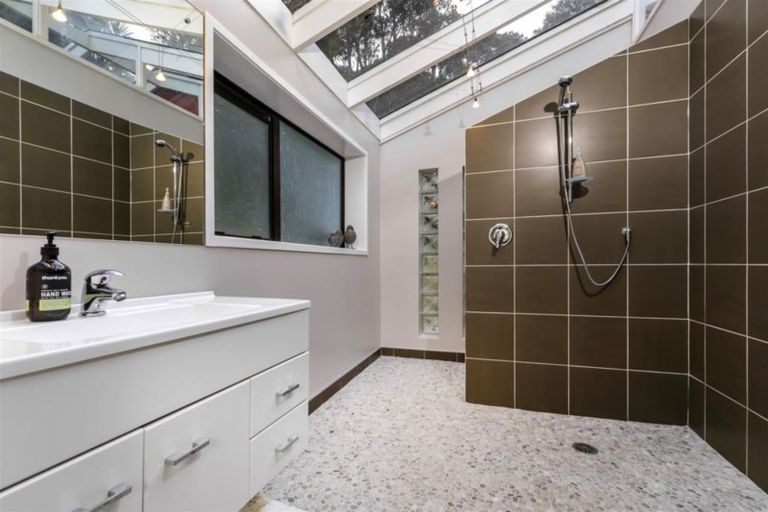 Photo of property in 17 Opanuku Road, Henderson Valley, Auckland, 0612