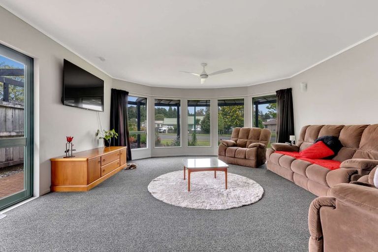 Photo of property in 21 Capricorn Place, Kawaha Point, Rotorua, 3010