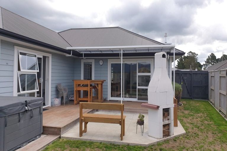Photo of property in 118 Johnstone Drive, Fitzherbert, Palmerston North, 4410