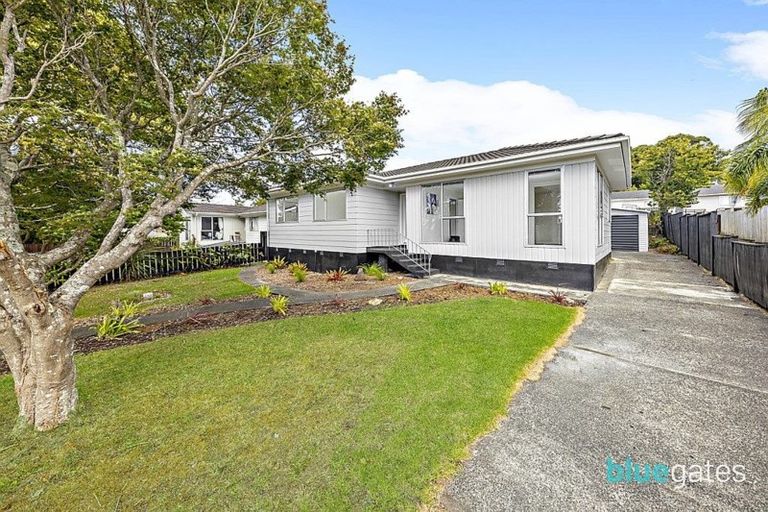 Photo of property in 17 Becker Drive, Weymouth, Auckland, 2103