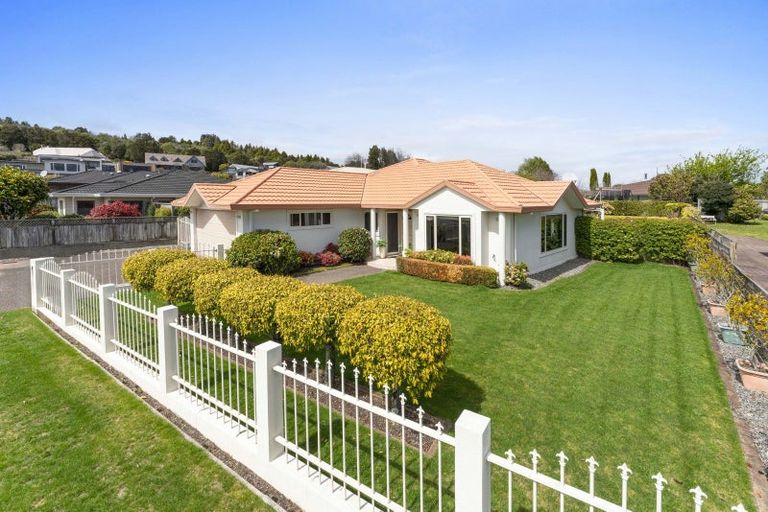 Photo of property in 2 Fairview Terrace, Waipahihi, Taupo, 3330