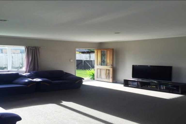 Photo of property in 1/3 River Road, Te Atatu Peninsula, Auckland, 0610