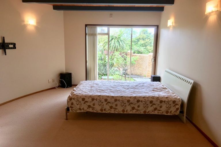 Photo of property in 1/3 Portal Place, Murrays Bay, Auckland, 0630