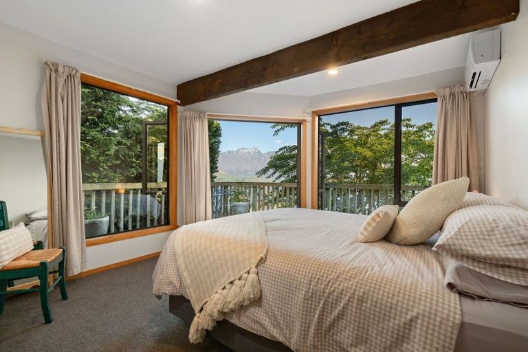 Photo of property in 138a Wynyard Crescent, Fernhill, Queenstown, 9300