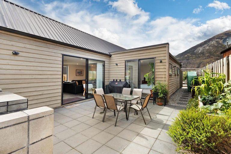 Photo of property in 24 Huxley Place, Lake Hayes, Queenstown, 9304