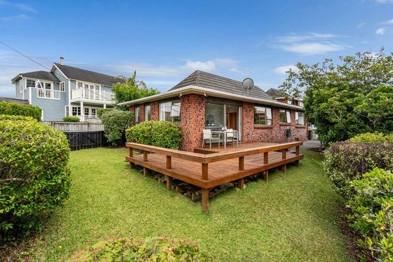 Photo of property in 1/26 Hyde Road, Rothesay Bay, Auckland, 0630