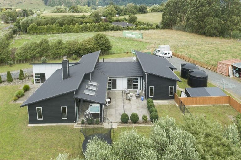 Photo of property in 51 Waikawa Beach Road, Manakau, Levin, 5573