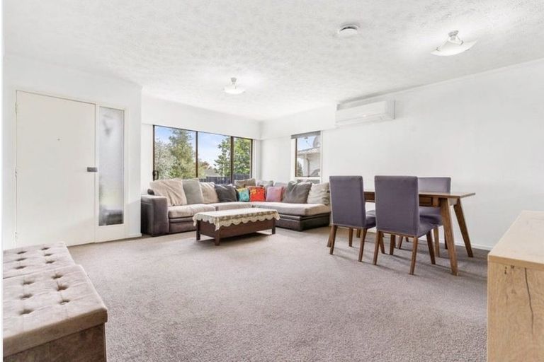 Photo of property in 2/7 Frank Evans Place, Henderson, Auckland, 0610