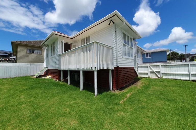 Photo of property in 2/8 Valdale Road, Henderson, Auckland, 0610