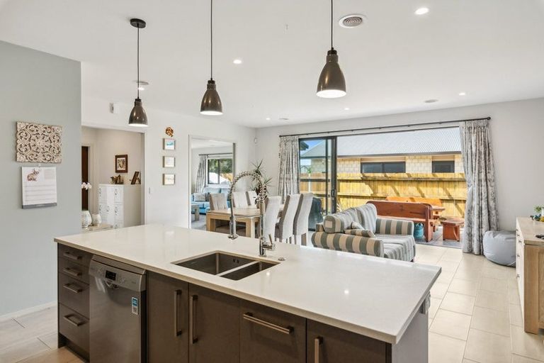 Photo of property in 92 The Drive, Paraparaumu Beach, Paraparaumu, 5032