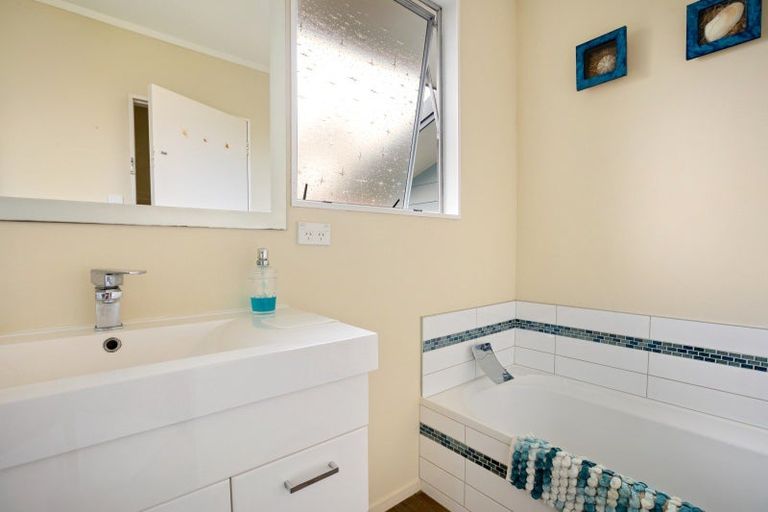 Photo of property in 19 Walton Road, Paraparaumu Beach, Paraparaumu, 5032