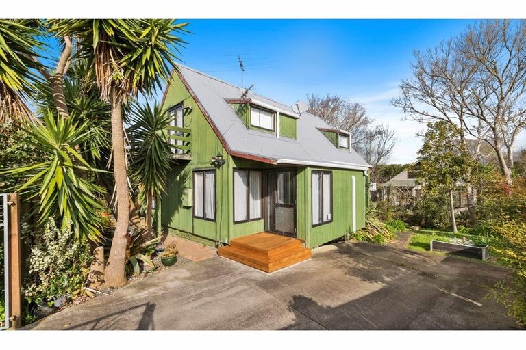 Photo of property in 2/10 Mcinnes Road, Weymouth, Auckland, 2103