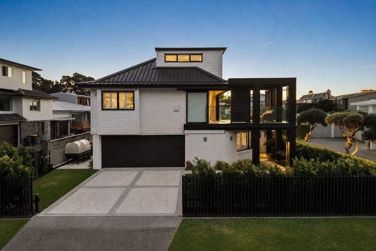 Photo of property in 24 Tiri Road, Milford, Auckland, 0620