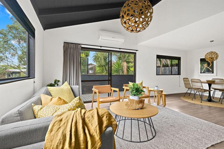 Photo of property in 1/663a Beach Road, Rothesay Bay, Auckland, 0630