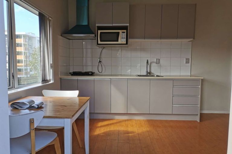 Photo of property in 11 Potter Avenue, Northcote, Auckland, 0627