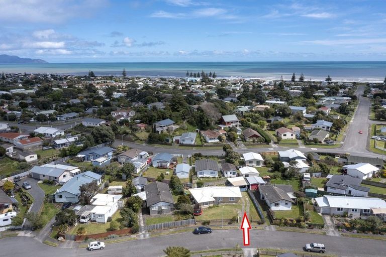 Photo of property in 4 Colenso Place, Otaki Beach, Otaki, 5512