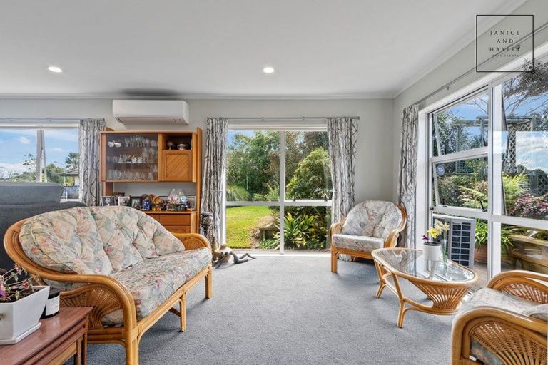 Photo of property in 27 Trossach Place, Wattle Downs, Auckland, 2103