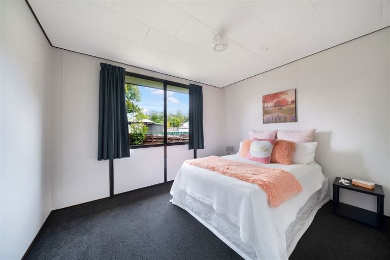 Photo of property in 2/76 Parrs Cross Road, Henderson, Auckland, 0612