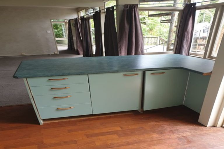 Photo of property in 16 De Val Drive, Titirangi, Auckland, 0604