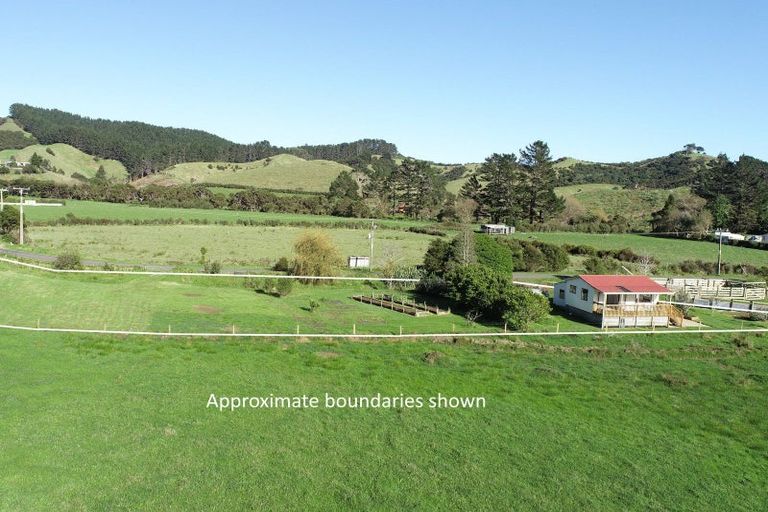 Photo of property in 4 Cemetery Road, Kuaotunu, Whitianga, 3592