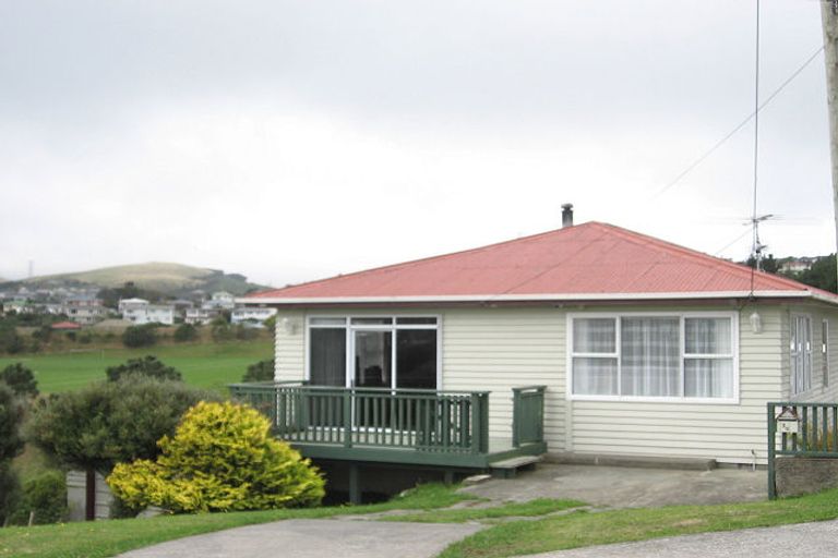 Photo of property in 30 Robert Street, Newlands, Wellington, 6037