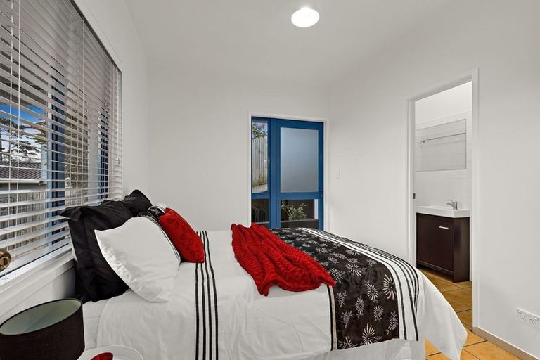 Photo of property in 15 Blethyn Place, Te Atatu South, Auckland, 0610