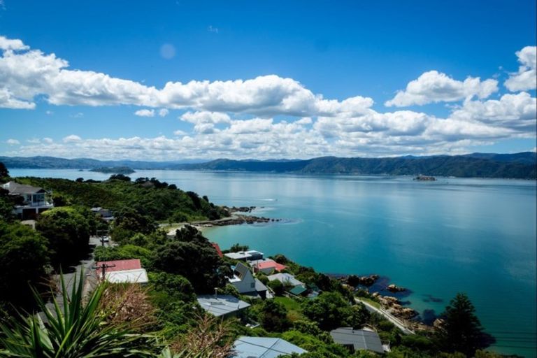 Photo of property in 11 Fortification Road, Karaka Bays, Wellington, 6022