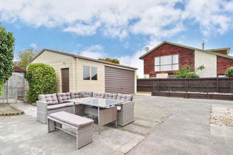 Photo of property in 15 Sonning Place, Redwood, Christchurch, 8051