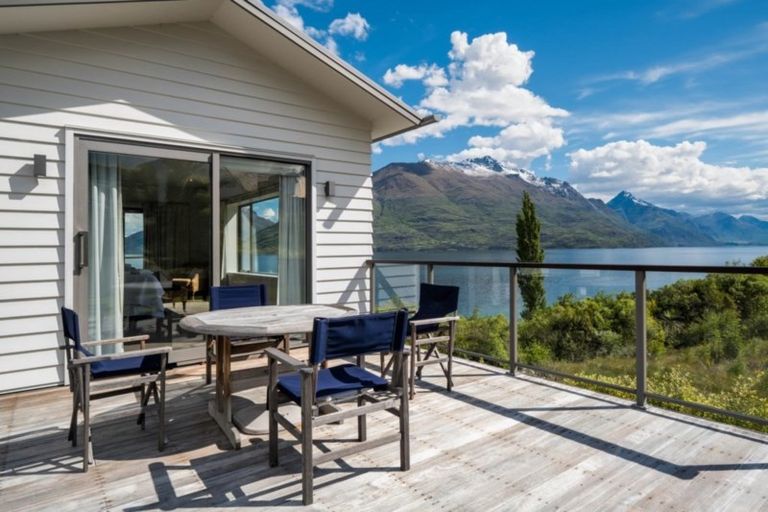 Photo of property in 62 Cedar Drive, Kelvin Heights, Queenstown, 9300