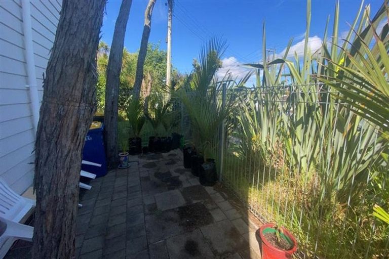 Photo of property in 131 Colwill Road, Massey, Auckland, 0614